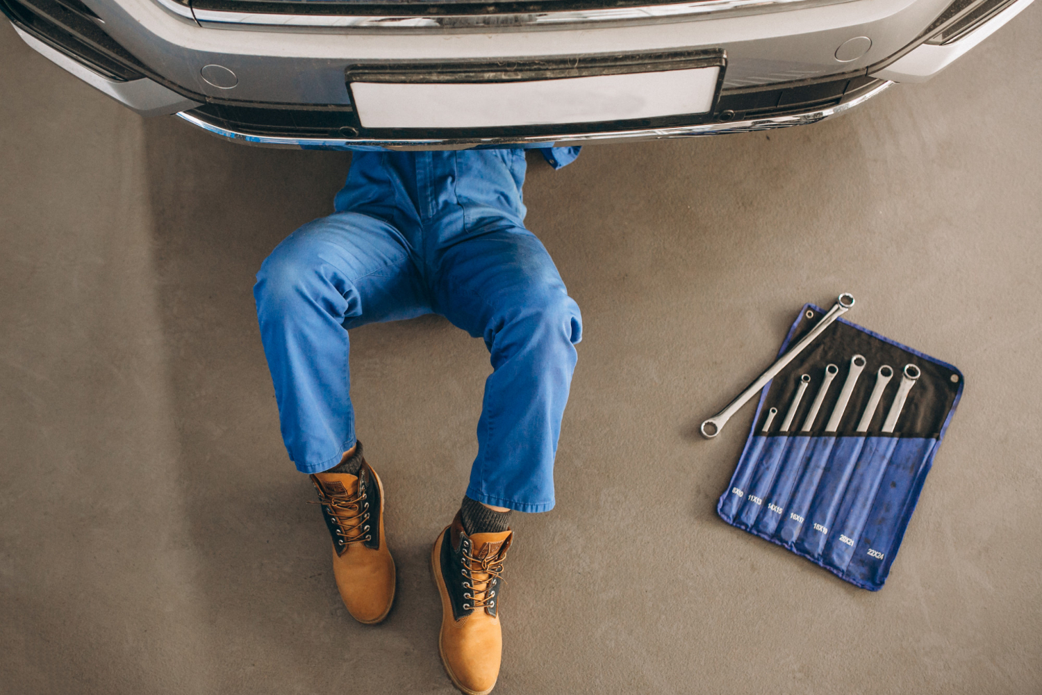 auto-mechanic-checking-car Auto Mechanic Loganholme